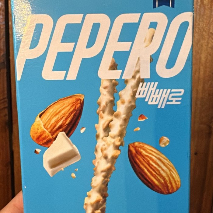 BISCOITO PEPERO CHOCOLATE BRANCO COM AMENDOAS