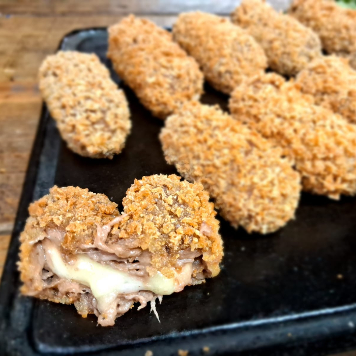 BOLINHO DE COSTELA GAÚCHA COM QUEIJO MINAS