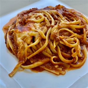 COMBO 2: FETTUCCINI COM MOLHO BOLONHESA 350G + FILÉ DE FRANGO À PARMEGIANA 250G + REFRI LATA