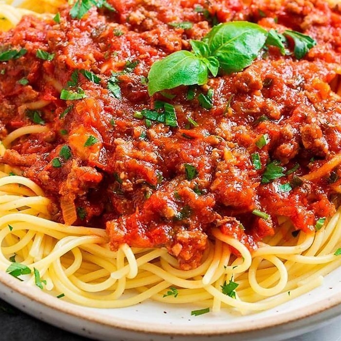 MACARRÃO AO MOLHO Á BOLONHESA