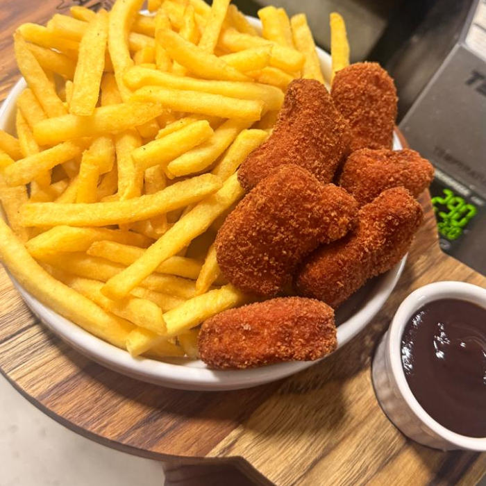 NUGGETS 6 UNIDADES COM 400G DE BATATA FRITA