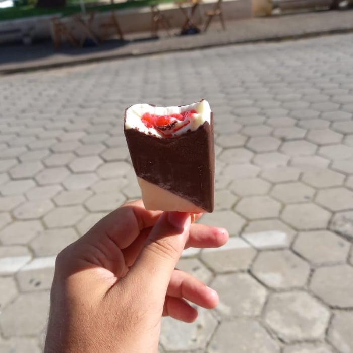 PICOLÉ NINHO COM MORANGO