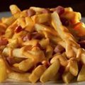 BATATA FRITA COM CHEDAR E BACON