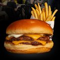 BLACK BURGER DUPLO CHEESE, BATATA POR $0,99