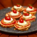 BRUSCHETTA COM CREAM CHEESE E TOMATE CEREJA