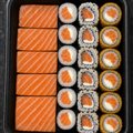 COMBO 3 ( 20 PEÇAS )  SUSHI SALMÃO + HOT)
