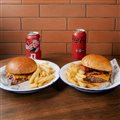 COMBO CASAL: 2 CHEESE BACON, 2 LATAS DE REFRI E 2 BATATAS