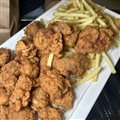 FRANGO AO PASSARINHO + FRITAS OU AIPIM
