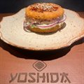 HAMBURGUER DE SALMÃO YOSHIDA  COM (QUEIJO GORGONZOLA OU QUEIJO BRIE)