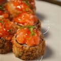 HOT FILADELLFIA, COM TARTAR DE SALMÃO, RASPA DE LIMÃO SICILIANO - 10 PÇS