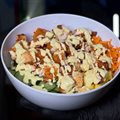 SALADA COM FRANGO A MILANESA