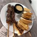 KIT 2 ESPETOS + FAROFA + PÃO TOSTADO + MAIONESE DE BACON