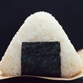 ONIGUIRI DE ATUM GRELHADO COM MAIONESE JAPONESA (KEWPIE) - UNIDADE
