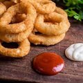 ONION RINGS COM MOLHO BARBECUE