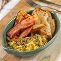 OVOS CREMOSOS ACOMPANHAM TORRADAS DA CASA, BACON E CEBOULLET