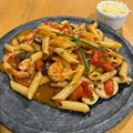 PENNE COM CAMARÃO AO MOLHO DE TOMATE CEREJA