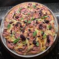 PIZZA LAMORA COM FOLHAS DE  MANJERICÃO