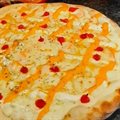 PIZZA SEIS QUEIJOS COM PIMENTA BIQUINHO