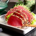 SASHIMI ATUM NA CROSTA DE GERGELIM