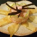 TARTAR DE SALMÃO TRUFADO ACOMPANHADO DE CHIPS DE BATATA DOCE