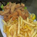 TIRAS DE TILÁPIA, FRANGO E FRITAS