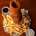 TORRE DE ANÉIS DE CEBOLA + TORRESMO E BATATA FRITA