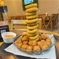 TORRE ONION RINGS COM DADINHOS DE BATATA E MOLHO DO CHEF