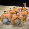 URAMAKI DE CAMARÃO CROCANTE COM SALMÃO (8 UNID.)