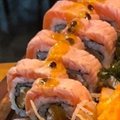 URAMAKI ROLL DE CAMARÃO AO MOLHO DE MARACUJÁ 10 UND