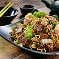 YAKISOBA MISTO BOI E FRANGO
